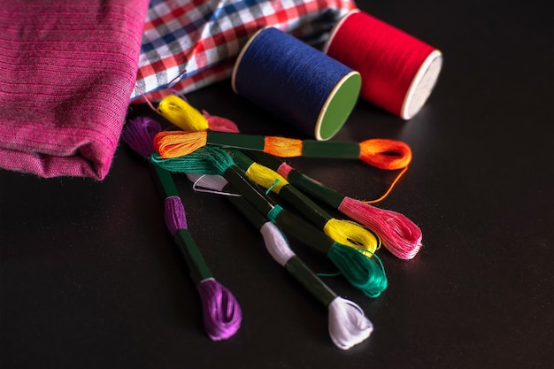 zestaw do haftu: igły, muliny i tkanina